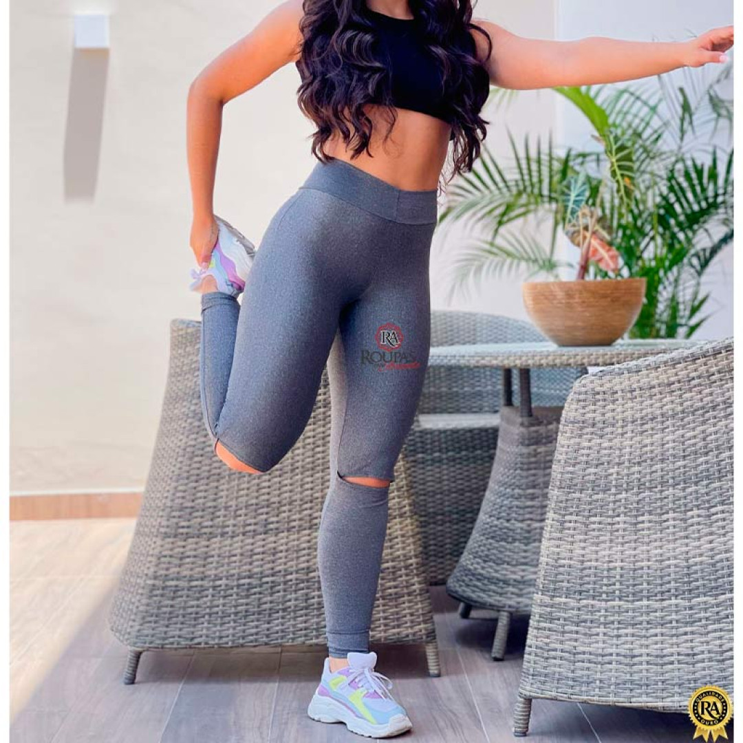 Calça legging aberta no joelho