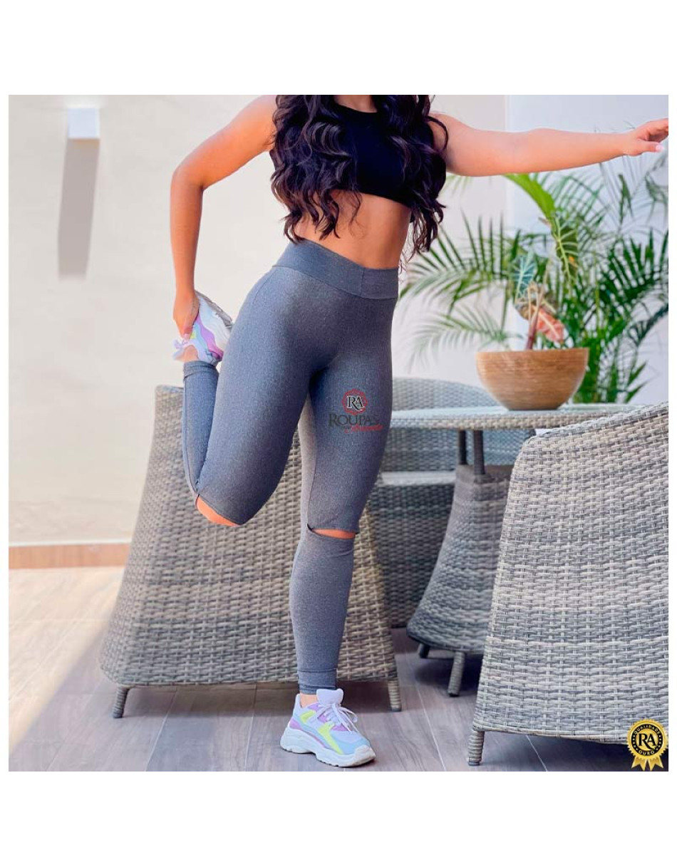 Calça legging aberta no joelho